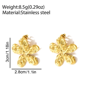 Detailansicht großer goldener Blumenohrstecker aus strukturiertem Edelstahl mit Maßen