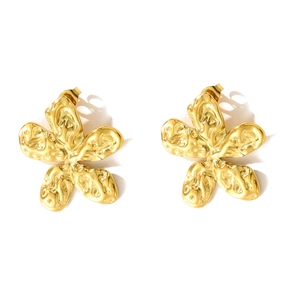 Goldene Blumenohrringe mit metallischer Textur und minimalistischem Blumendesign