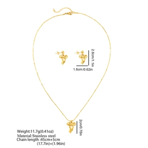 Détails d'un ensemble collier et boucles d'oreilles nœud en acier doré avec dimensions
