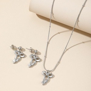 Parure collier et boucles d'oreilles nœud en acier 18k sur cuir beige