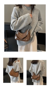 Détails du sac sous l'aisselle en cuir verni marron avec une grosse chaîne argentée