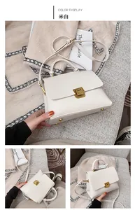 Détail du sac à main en cuir blanc crème avec boucle dorée et bandoulière réglable
