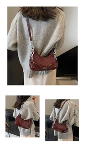Détail du sac en cuir bordeaux avec chaîne argentée et bandoulière réglable