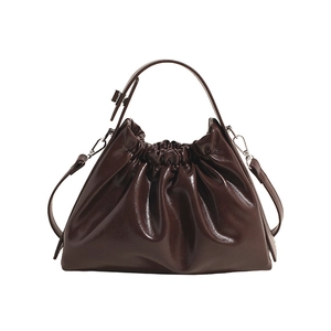 Sac nuage plissé marron foncé en similicuir brillant avec bandoulière amovible