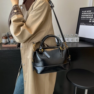 Retro Boston-Tasche aus schwarzem Ölleder mit Kontrastnähten und Goldbeschlägen