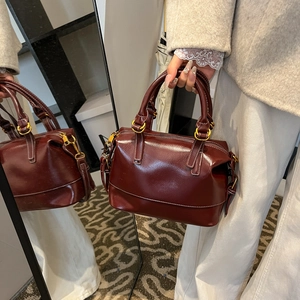 Vintage burgunderrote Handtasche aus Öl-Wachs-Leder mit weißen Kontrastnähten