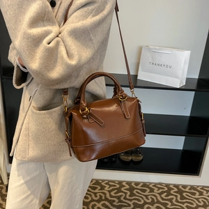 Vintage Boston Handtasche aus braunem Öl-Wachsleder mit Kontrastnähten und Goldbeschlag