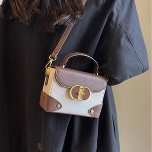 Women's chic contrast shoulder bag in beige and brown leather with gold metal clasp
