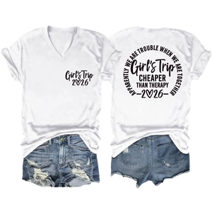 Details des weißen V-Ausschnitt T-Shirts mit Girl's Trip 2026 Print und Destroyed-Denim-Shorts