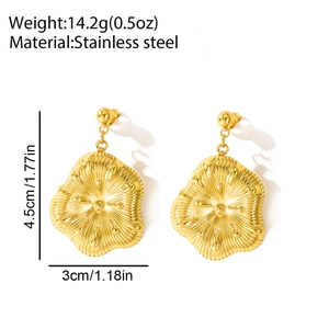 Vue détaillée des boucles d'oreilles en acier doré 18 carats avec dimensions précises