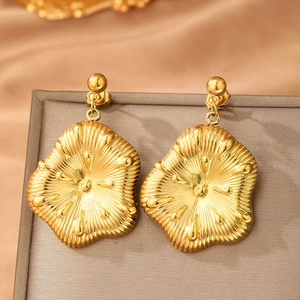 Boucles d'oreilles rétro plaquées or 18 carats avec relief solaire sur boîte à bijoux