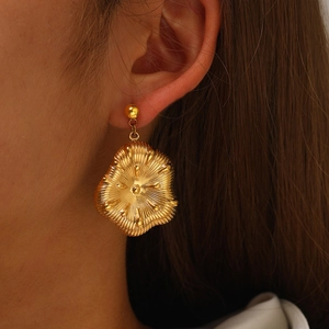 Boucles D'oreilles Pendantes En Acier Inoxydable Fleur Irrégulière Texture Rayonnante Bijoux Élégants Pour Femmes