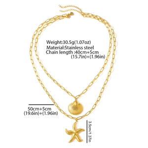 Détail d'un collier doré multicouche avec pendentifs étoile de mer et coquillage en acier inox