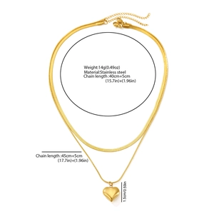 Détail du collier double rang en acier inoxydable doré avec pendentif cœur et chaîne