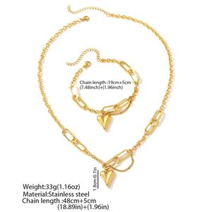 Vue détaillée de la parure cœur dorée avec spécifications du collier et du bracelet