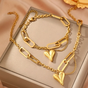 Ensemble collier et bracelet maille trombone dorée avec pendentifs cœur sur soie