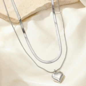 Élégant collier double rang en acier inoxydable avec pendentif cœur et chaîne serpent