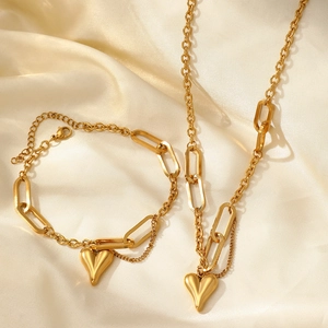 Détail du collier en acier inoxydable doré avec chaîne trombone et pendentif cœur