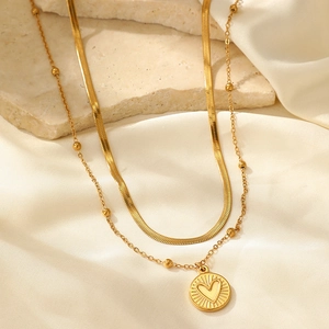 Doppellagige Goldkette mit flacher Schlangenkette und runder Münze mit Herz-Gravur
