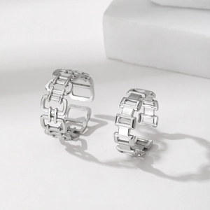 Set of two silver geometric open rings made of high-polish stainless steel in a minimalist style