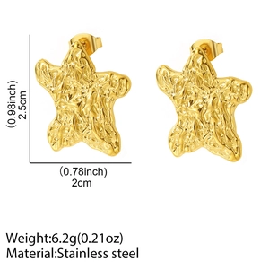 Vue macro de boucles d'oreilles étoile de mer dorées avec dimensions et matériau acier