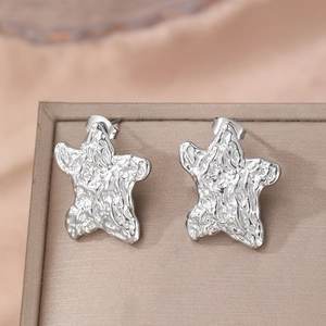 Boucles d'oreilles étoiles minimalistes en acier inoxydable au fini texturé