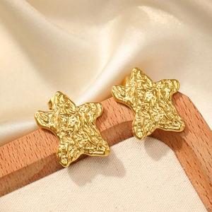 Boucles d'oreilles étoiles dorées minimalistes avec finition métallique texturée