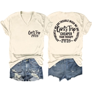 Flachbild von V-Ausschnitt T-Shirt mit Girls Trip 2026 Print und Denim-Shorts