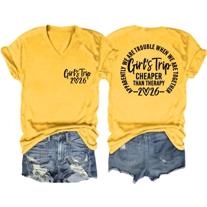 Detailansicht von Vorder- und Rückseite eines gelben V-Shirts mit Girls Trip Aufdruck