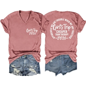 Vorder- und Rückansicht von V-Ausschnitt T-Shirt und Denim Shorts mit Girls Trip 2026