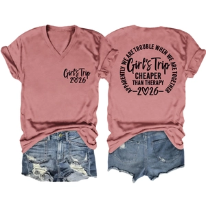 Flachgelegtes rosa V-Ausschnitt T-Shirt mit Aufdruck und Used-Look Denim-Shorts im Set