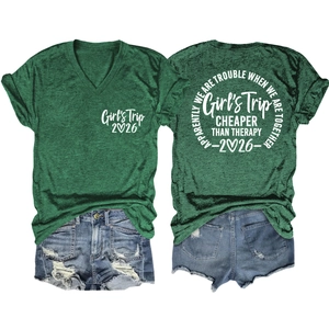 Flachbild-Detail von V-Ausschnitt T-Shirt mit Girl's Trip 2026 Slogan und Jeansshorts