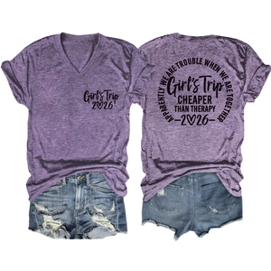 Detaillierte Vorder- und Rückansicht des lila Girls Trip 2026 T-Shirts mit V-Ausschnitt
