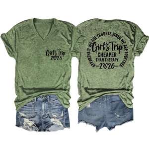 Flachbild von Armee-grünem V-Ausschnitt T-Shirt und zerrissenen Jeans-Shorts mit Grafikdruck