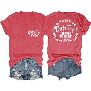 Detail eines roten V-Ausschnitt T-Shirts mit Girl's Trip 2026 Print und Denim-Shorts