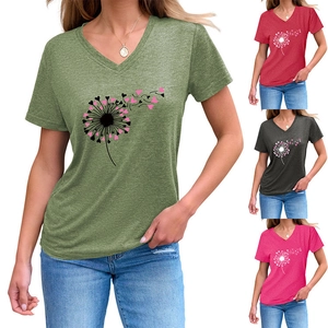 Détail du T-shirt col en V montrant plusieurs couleurs et l'imprimé pissenlit cœur