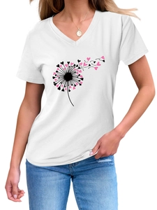 Détail de l'imprimé pissenlit cœur et du col en V sur un t-shirt blanc à manches courtes