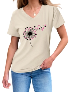 Gros plan sur l'imprimé pissenlit cœur rose et le col en V d'un t-shirt beige en coton