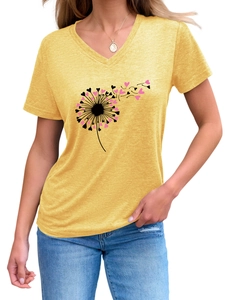 Détail d'un t-shirt jaune col en V avec motif créatif de pissenlit et cœur rose