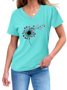 Détail d'un t-shirt bleu clair col en V avec imprimé pissenlit en forme de cœurs