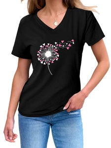 Détail d'un t-shirt à col en V avec graphique de pissenlit à cœurs rose et blanc sur noir
