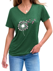 Détail du t-shirt vert foncé col en V avec motif pissenlit et cœur rose imprimé