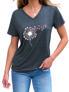 Détail du t-shirt gris foncé col V avec imprimé pissenlit cœur rose et texture douce