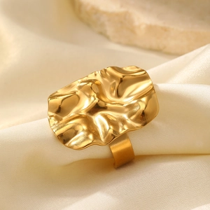 Nahaufnahme des 18K vergoldeten Edelstahlrings mit einzigartigem Knitterdesign