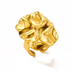 18K vergoldeter Edelstahlring mit unregelmäßigem, gewelltem Metallscheiben-Design