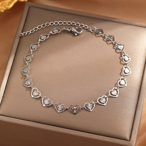 Silbernes hohles herzförmiges Gliederarmband mit Texturdetails und Karabinerverschluss