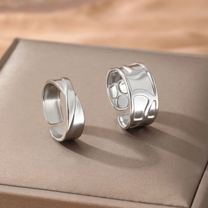 Set di anelli aperti vintage con trama irregolare in acciaio inossidabile argento