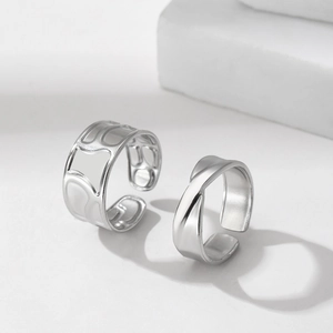 Set di due anelli larghi aperti argento irregolari in acciaio inossidabile minimal