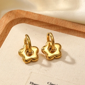 Boucles d'oreilles fleur dorée en acier inoxydable avec finition miroir sur tissu soie