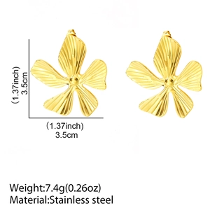 Detail view of 3.5cm gold flower earrings with ribbed petals and size specifications